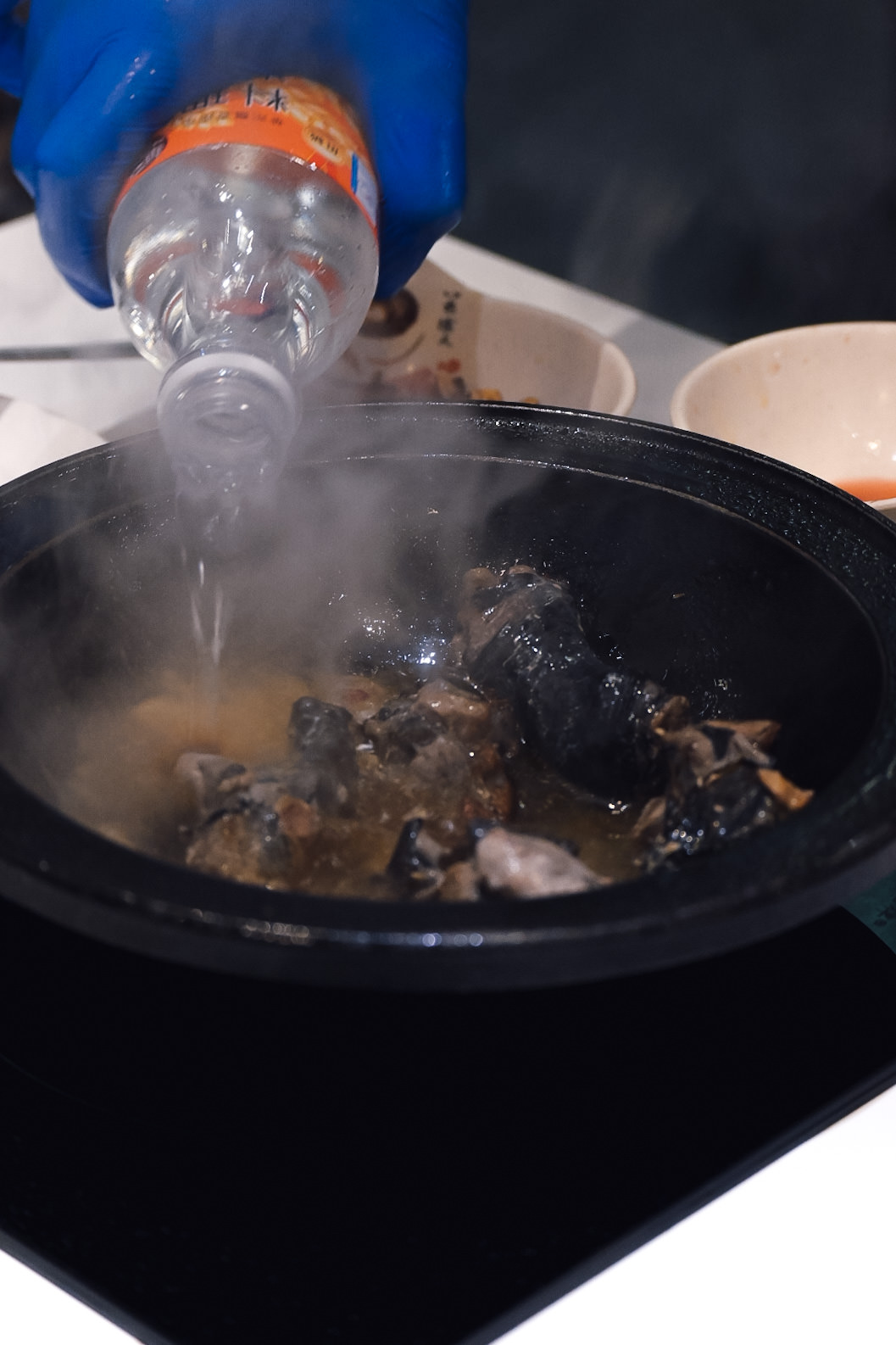 狂一鍋台中漢口店｜功夫排骨酥好吃到沒朋友！火焰生炒花枝變身火鍋、台北爆紅最潮台式火鍋