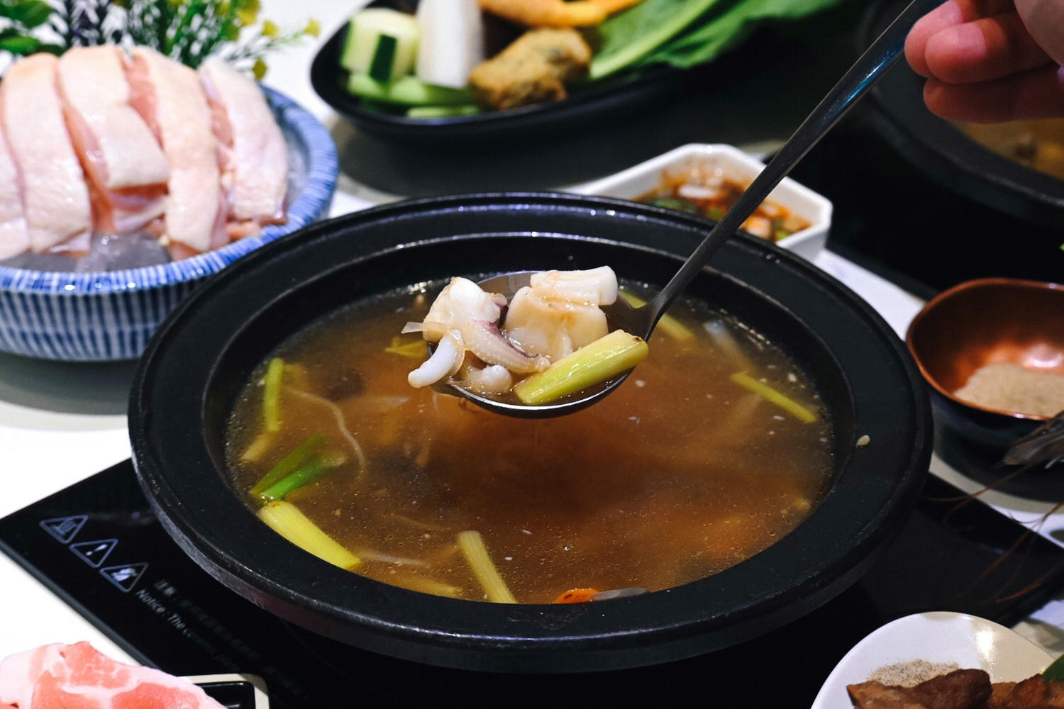 狂一鍋台中漢口店｜功夫排骨酥好吃到沒朋友！火焰生炒花枝變身火鍋、台北爆紅最潮台式火鍋