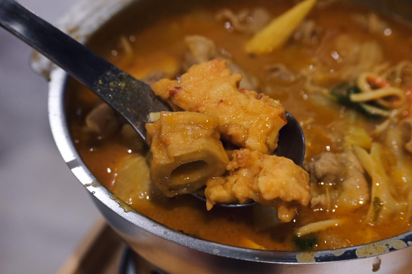 99幸福甜烘焙餐廳。南洋咖哩牛奶鍋配泡沫茶飲最對味！隱藏版台北101世貿麵包餐廳
