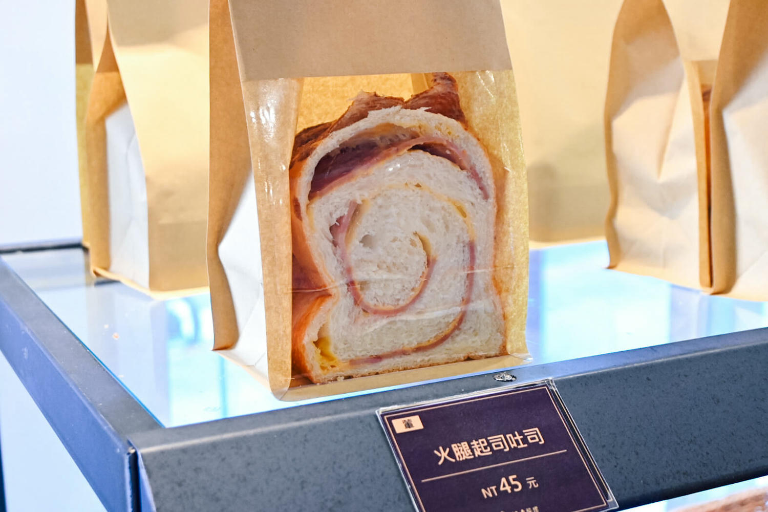 99幸福甜烘焙餐廳。南洋咖哩牛奶鍋配泡沫茶飲最對味！隱藏版台北101世貿麵包餐廳