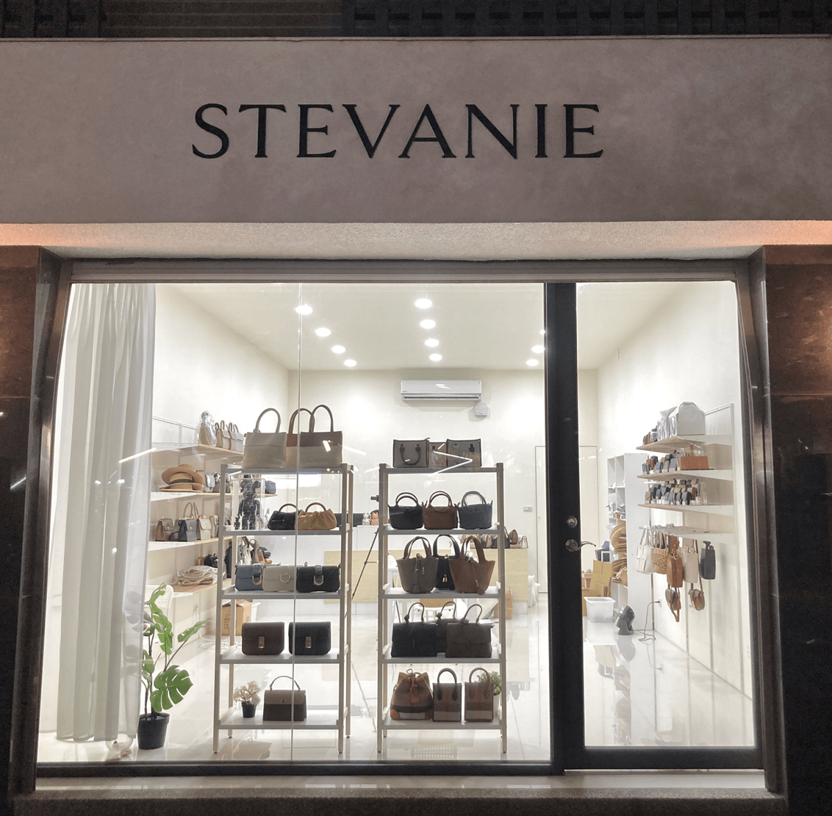 【愛漂亮】STEVANIE|WOC鍊帶包顏值實力兼具回購率100%!精簡包袱打造女性魅力自信 - 第1張圖 【愛漂亮】STEVANIE|WOC鍊帶包顏值實力兼具回購率100%!精簡包袱打造女性魅力自信