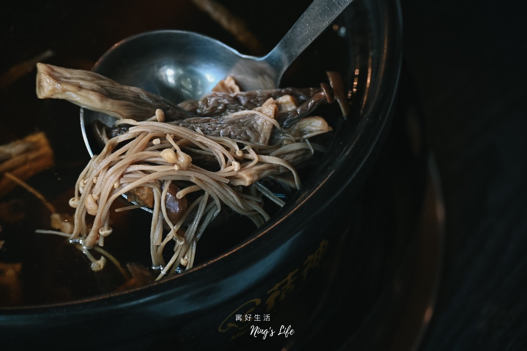 菇神新社店｜第一次吃這樣點！飄香20餘年原木家傳鍋米其林推薦