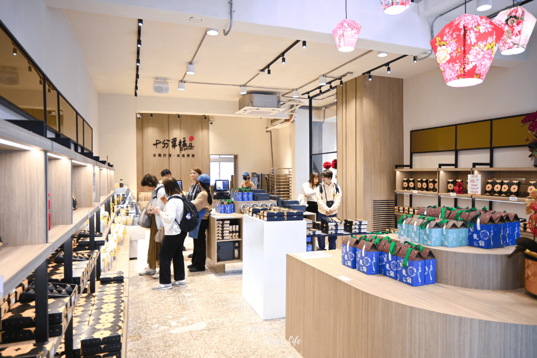 十分幸福站到了！最新平溪美食伴手禮竹炭鳳梨酥、黑金棒超吸睛