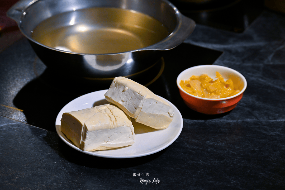 蔬盈市場火鍋｜台中勤美吃到飽菜比肉多！50種季節蔬菜、嘉大鮮奶入鍋