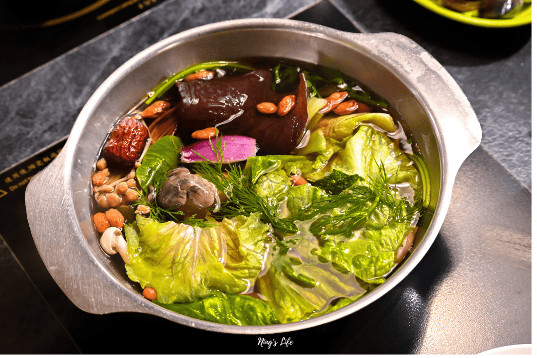 蔬盈市場火鍋｜台中勤美吃到飽菜比肉多！50種季節蔬菜、嘉大鮮奶入鍋