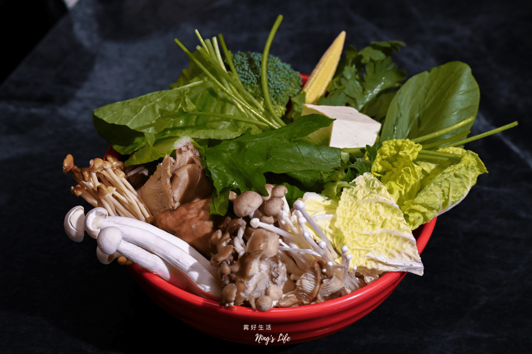 蔬盈市場火鍋｜台中勤美吃到飽菜比肉多！50種季節蔬菜、嘉大鮮奶入鍋