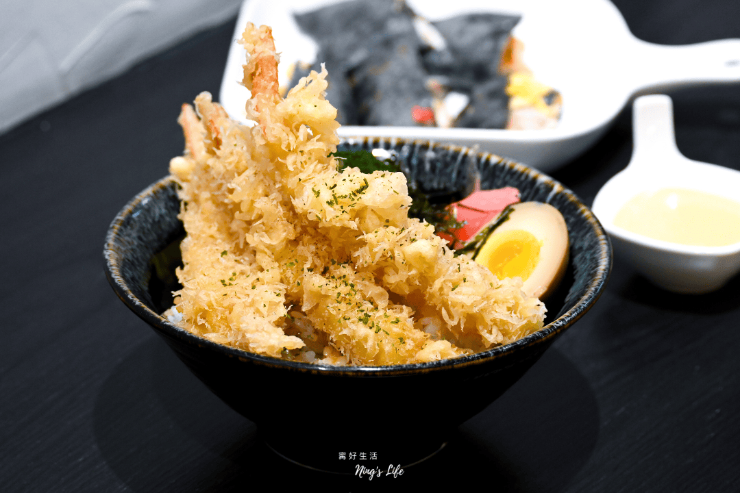 凱恩廚房｜蟹肉沙拉蛋餅、浮誇漢堡超有料！南屯宵夜4.9星推薦