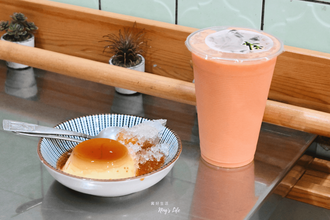 七彩冰果室|回嘉必喝!嘉義近80年懷舊木瓜牛奶、古早味布丁 - 第6張圖 嘉義文化路中正路夜市商圈噴水圓環甜點木瓜牛奶布丁七彩冰果室菜單價位推薦@寗好生活